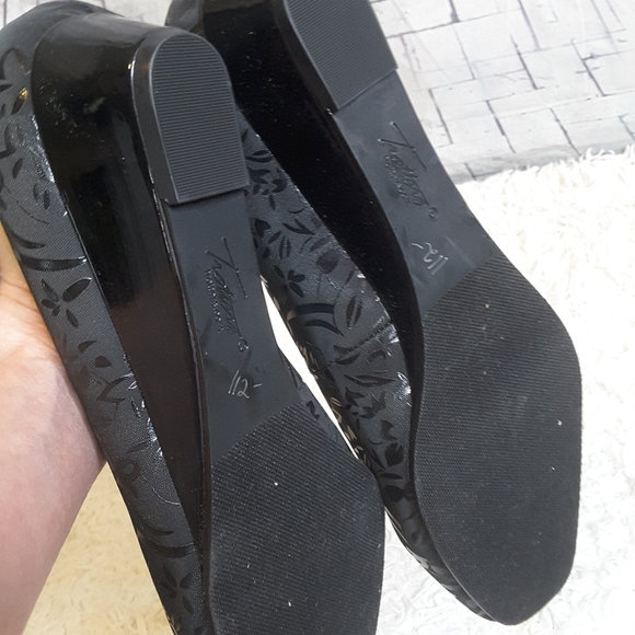 Trotters Lauren embossed textile floral black wedge pump T1110-013 size 10M - Picture 9 of 12